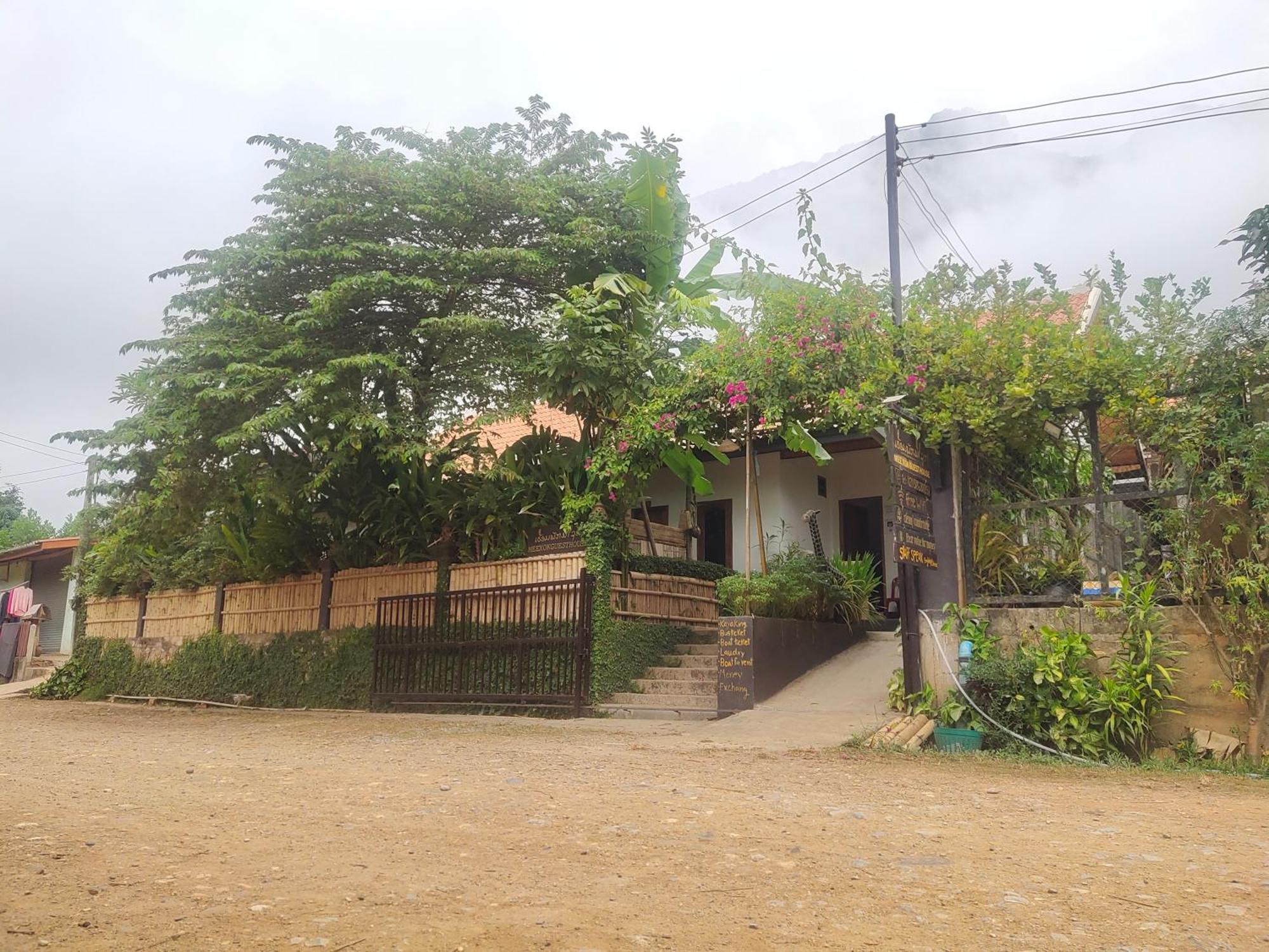 Meexok Guesthouse Nong Khiaw Exterior photo